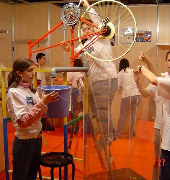 Studenti confectionand o pompa cu franghie la o expozitie stiintifica