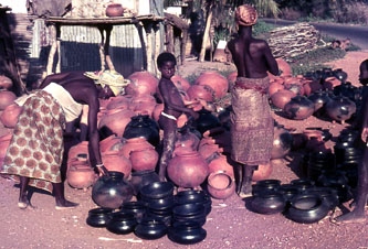 Rouge ou noir, marché de poterie au bord du chemin