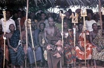 Des Akyeame de Obo lors d'un adae kese