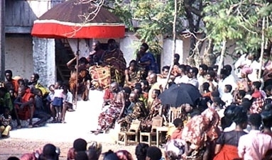 Jefe y ancianos de Obo sentados en afahye en la Ohantrase