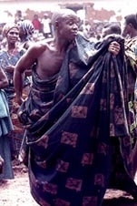 Nana Noah Adofo, Kontihene de Obo, bailando una danza de guerra