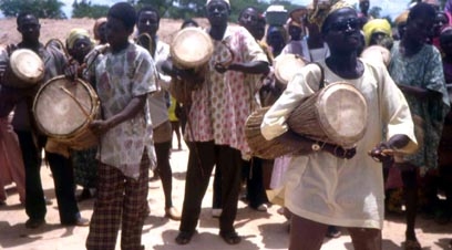 Comerciantes de Yoruba provenientes de Nakwkaw unidos en una asociación de voluntarios, tocan el tambor en Ohantrase, Obo